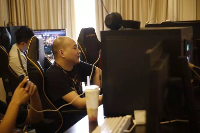 战斗歌曲开始了！ Canyon 成为一个辅助， GIDEON 和神级的 Zac 扭转了局势，双方进入最后一轮