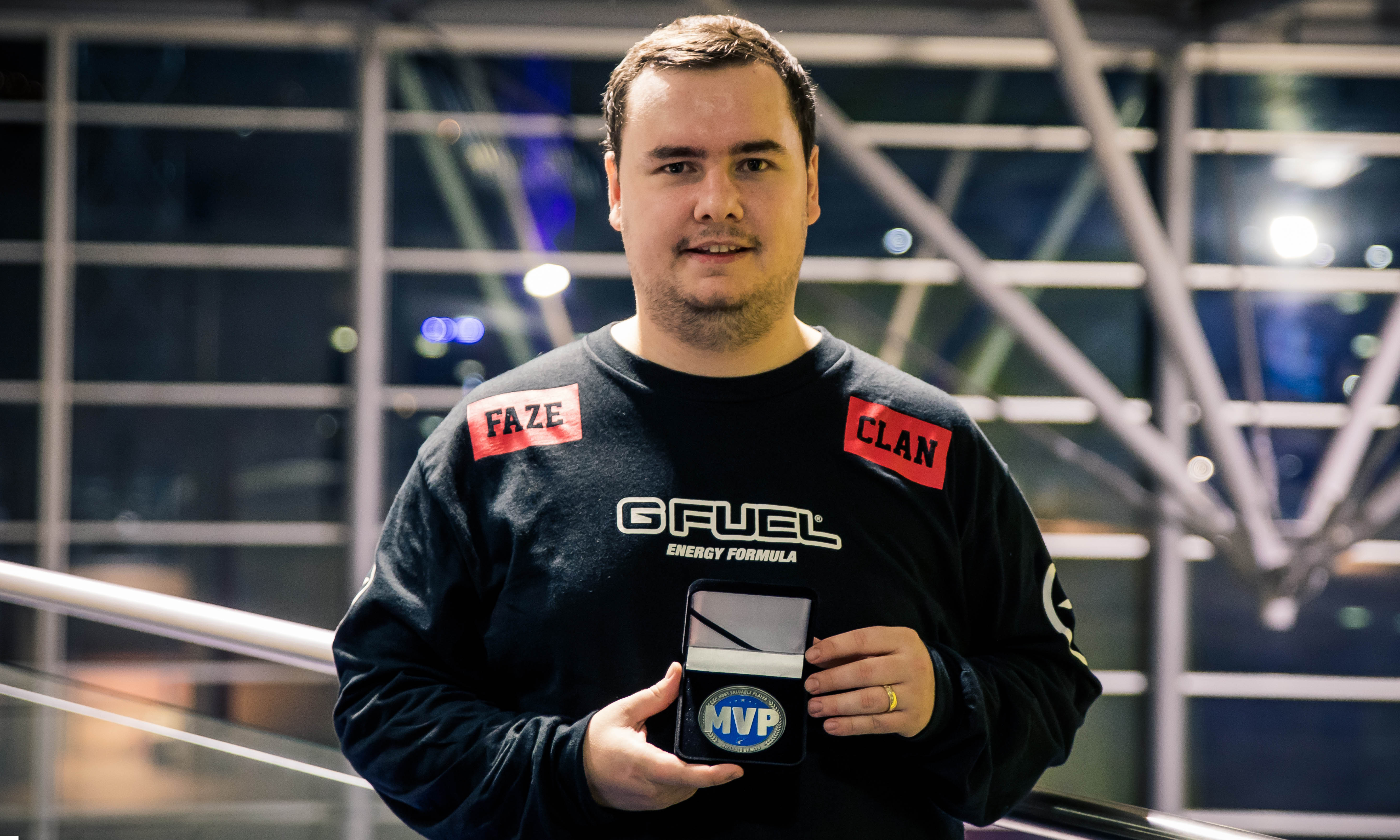 谁说这把枪老了！ Flandre 的Rambo用猛烈的火焰烧毁了 Anyone's Legend ，并派出玲珑塔击败了 Oh My God 并晋级