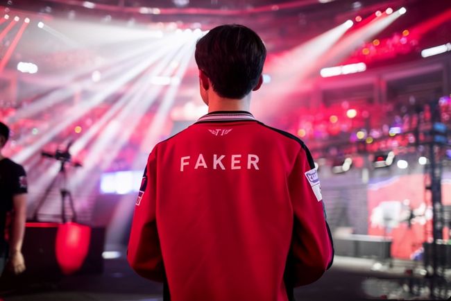 身背57万诈骗案逃犯在网吧看英雄联盟比赛时被抓